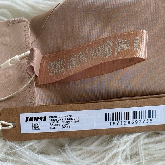 Skims Ultimate Push up Plunge Bra Clay Size 38DDD - Picture 8 of 8